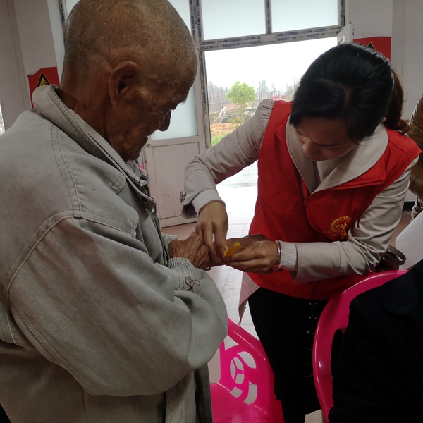 公益在线湖南武冈站走进市光荣院开展黄手环行动