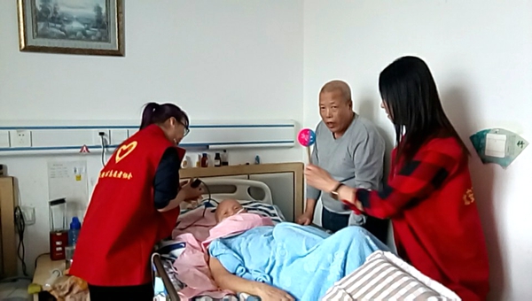 关爱孤独 北安雨露青年志愿者走进敬老院