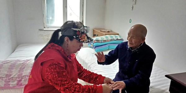 关爱孤独 北安雨露青年志愿者走进敬老院