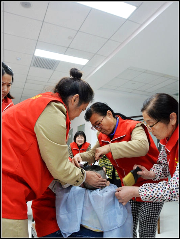 公益在线陕西西安站“爱在阳光下 心连你我他”爱心义剪活动