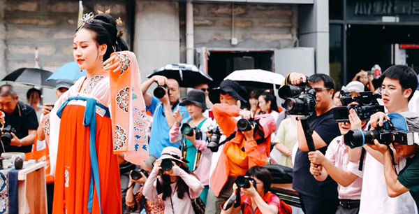 “海峡两岸最美华服百人秀”暨“最美华服摄影赛”活动启动仪式在厦举行