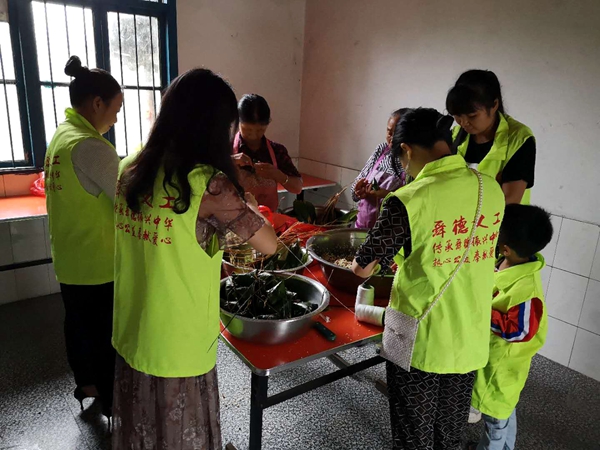 爱国主义教育之陪伴敬老人