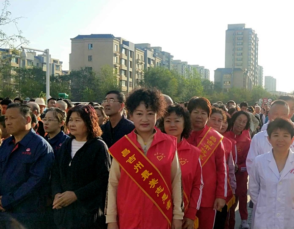 张岩一家亲爱心团队志愿者参加建国路街道星光社区升国旗仪式