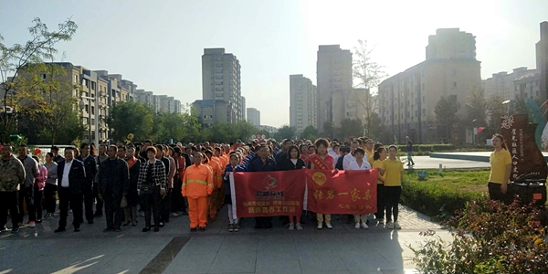 张岩一家亲爱心团队志愿者参加建国路街道星光社区升国旗仪式