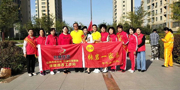 张岩一家亲爱心团队志愿者参加建国路街道星光社区升国旗仪式