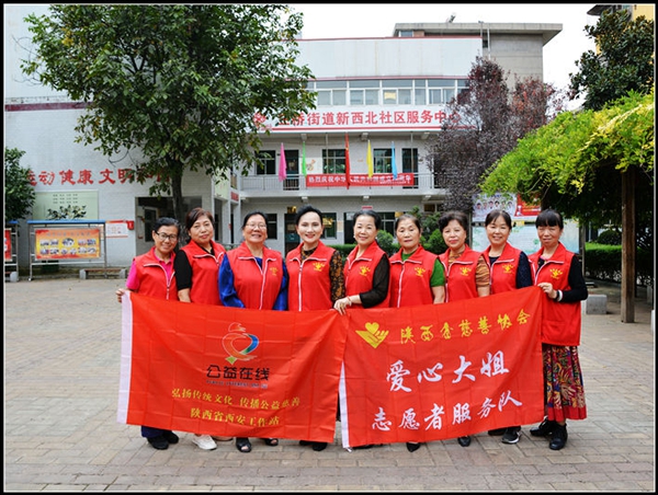 爱心大姐团队志愿者慰问看望新西北社区孤寡老人