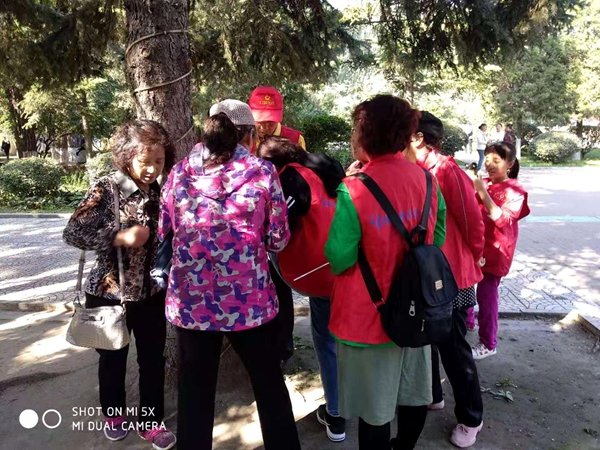 本溪市平山区十百千万义工队、公益在线本溪工作站组织“走失有眼”发放定位帖活动
