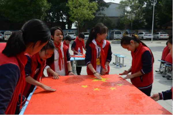 郑州市中牟县黄店中心小学面塑国旗迎国庆