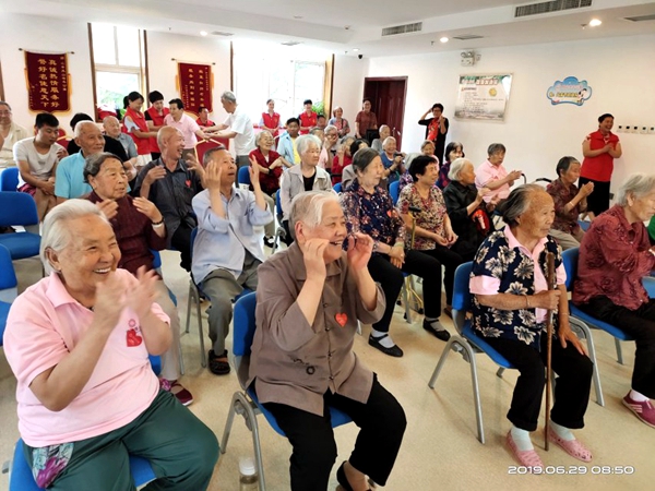夏日温情暖人心 敬老服务在伊川