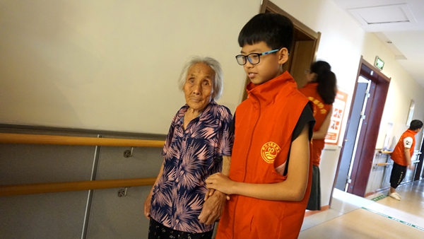 夏日温情暖人心 敬老服务在伊川