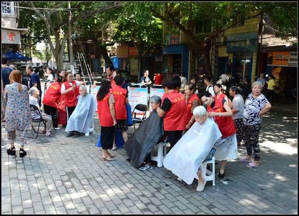 心诚服务”学雷锋志愿服务活动在解放门街道尚平社区如期开展