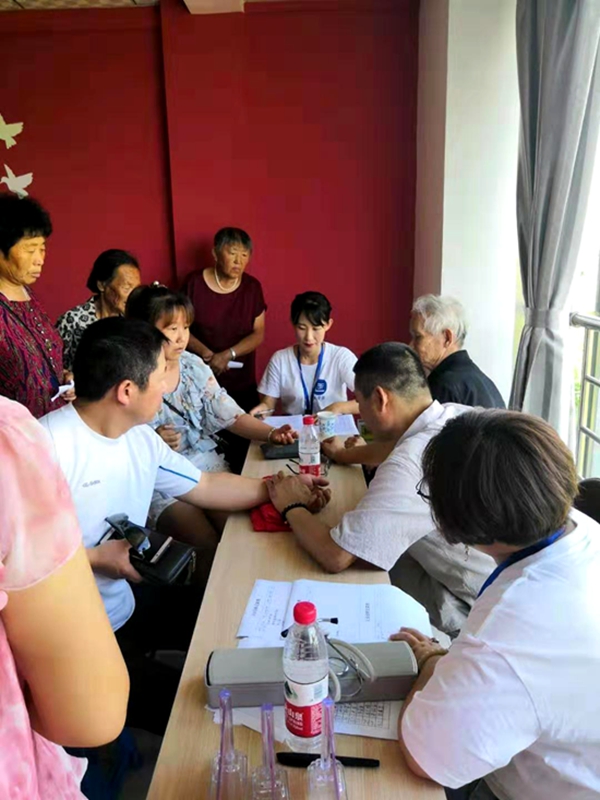 辽阳关爱百姓健康,送医进社区“服务百姓,健康行动”义诊活动