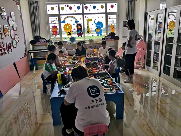 辽阳关爱百姓健康,送医进社区“服务百姓,健康行动”义诊活动