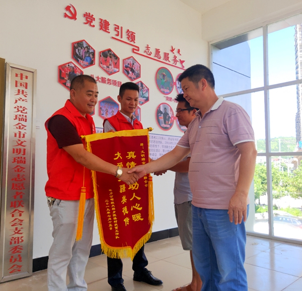 忙碌的“红马褂”——文明瑞金志愿者联合会抗洪救灾纪实