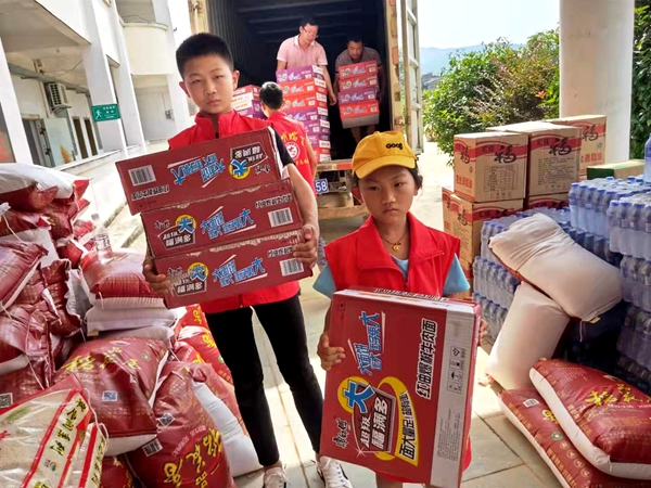忙碌的“红马褂”——文明瑞金志愿者联合会抗洪救灾纪实