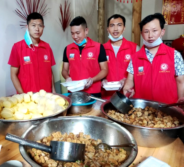 忙碌的“红马褂”——文明瑞金志愿者联合会抗洪救灾纪实