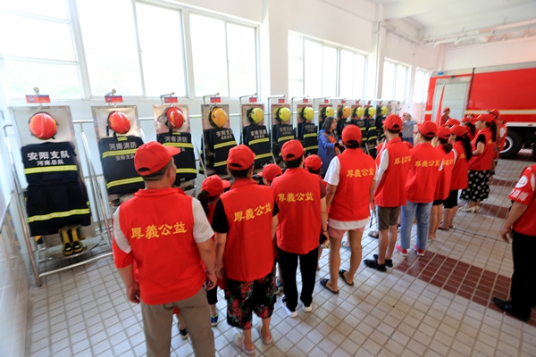 厚義公益联合安阳文峰区消防救援大队在文峰区消防救援大队组织开展走进“火焰蓝”,学习“消防知识”活动