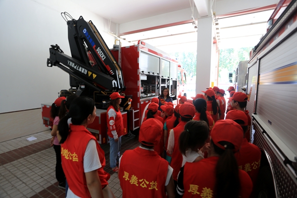 厚義公益联合安阳文峰区消防救援大队在文峰区消防救援大队组织开展走进“火焰蓝”,学习“消防知识”活动