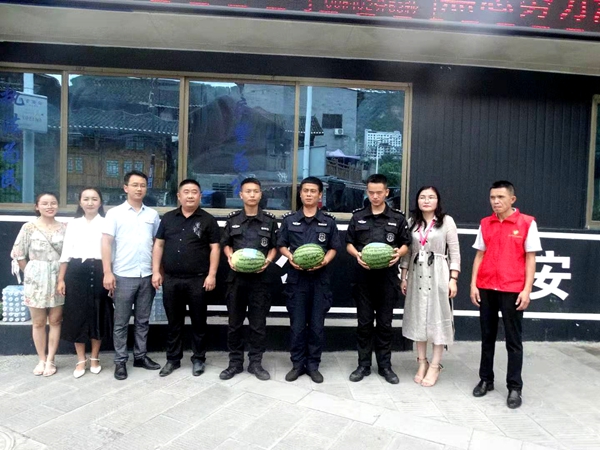 关爱户外高温工作者,我们在行动
