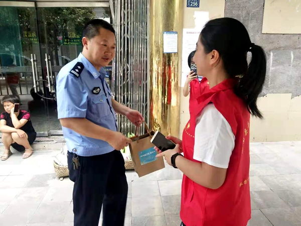 关爱户外高温工作者,我们在行动