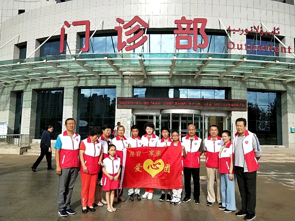 张岩一家亲爱心工作室志愿者成为新疆医科大学第一附属医院昌吉分院一道亮丽的风景