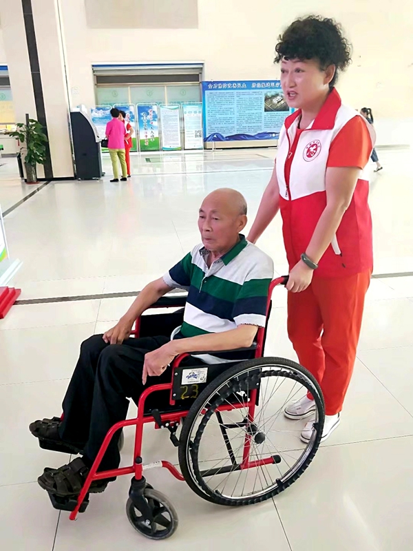 张岩一家亲爱心工作室志愿者成为新疆医科大学第一附属医院昌吉分院一道亮丽的风景