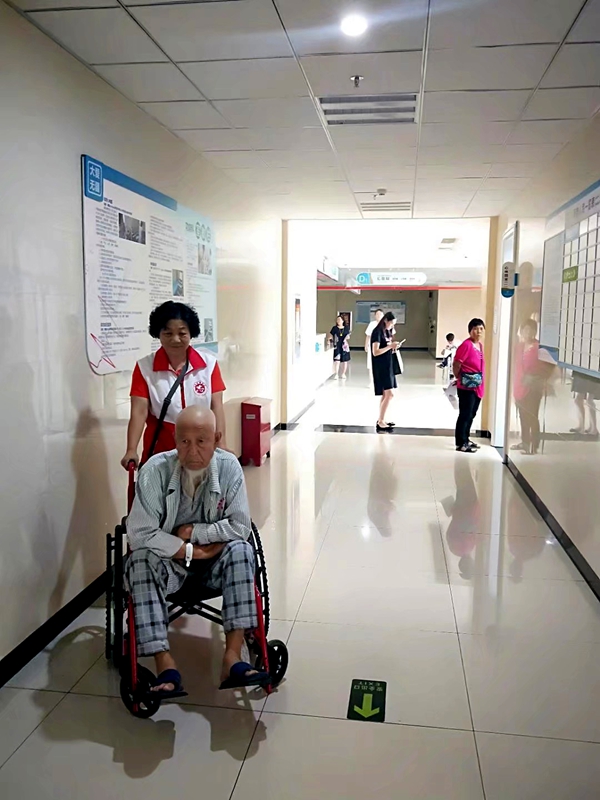 张岩一家亲爱心工作室志愿者成为新疆医科大学第一附属医院昌吉分院一道亮丽的风景