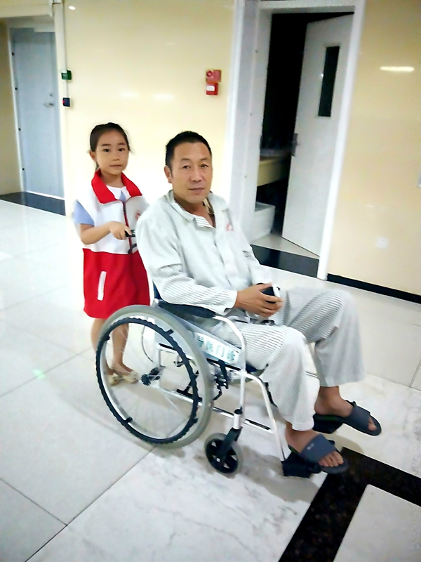 张岩一家亲爱心工作室志愿者成为新疆医科大学第一附属医院昌吉分院一道亮丽的风景