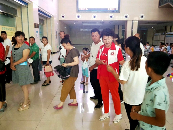 张岩一家亲爱心工作室志愿者成为新疆医科大学第一附属医院昌吉分院一道亮丽的风景