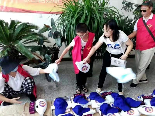 阜新市爱心社会工作服务中心联合举行第二届“清凉一夏”慰问环卫工人活动
