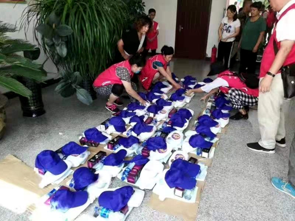 阜新市爱心社会工作服务中心联合举行第二届“清凉一夏”慰问环卫工人活动