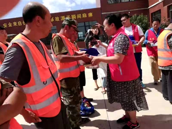 阜新市爱心社会工作服务中心联合举行第二届“清凉一夏”慰问环卫工人活动