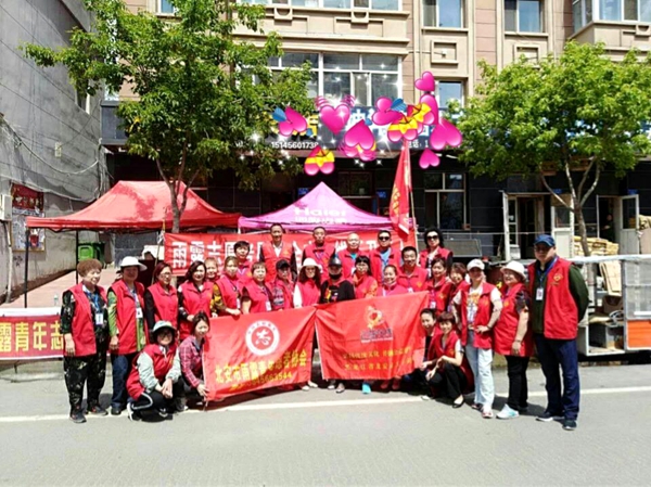 志愿服务暖人心——黑龙江省北安市雨露青年志愿者走进社区发放爱心黄手环