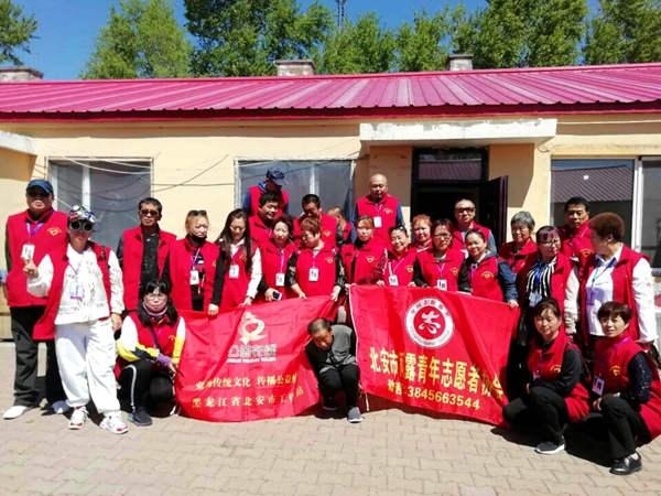 志愿服务暖人心——黑龙江省北安市雨露青年志愿者走进社区发放爱心黄手环