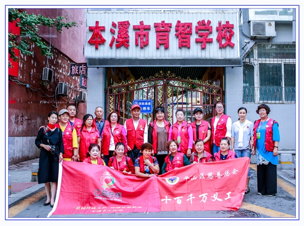 巧手制贺卡 爱心献老师