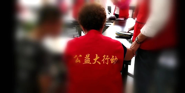 巧手制贺卡 爱心献老师