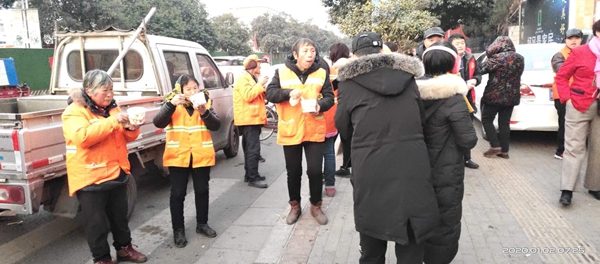 腊八寒意浓 香粥暖人心