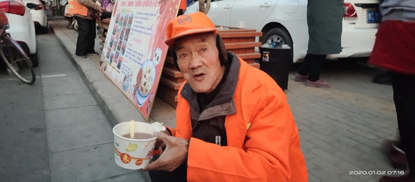 腊八寒意浓 香粥暖人心