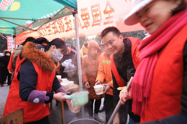 腊八寒意浓 香粥暖人心