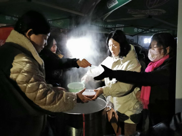 腊八寒意浓 香粥暖人心