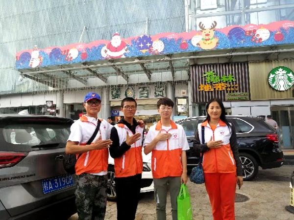 点赞!三亚国际文博会志愿者抢救晕厥老人