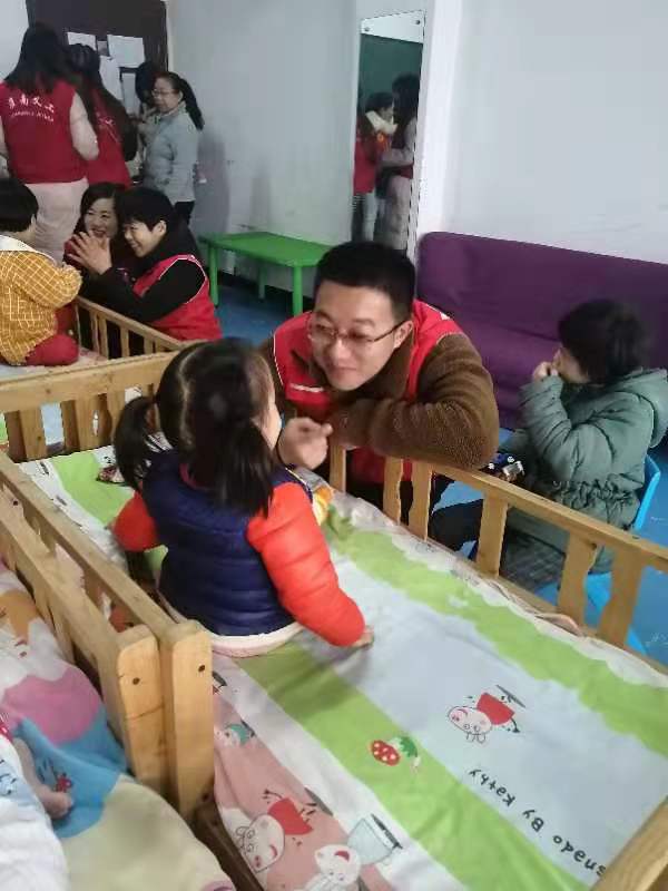 淮南市义工联合会慰问淮南市社会福利院儿童