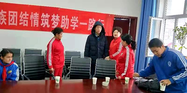 张岩一家亲爱心团队志愿者开展慰问帮扶内初班品学兼优学生活动