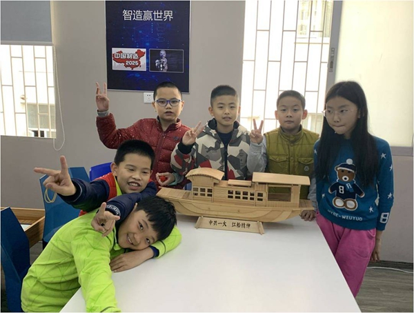 弘扬工匠精神,传承红色基因——霞溪社区榫卯红船体验活动