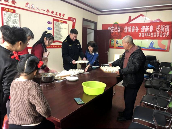 昆工路街道友谊25社区党委联合共建单位举办“爱在社区、情暖寒冬 迎新春 送祝福”主题活动