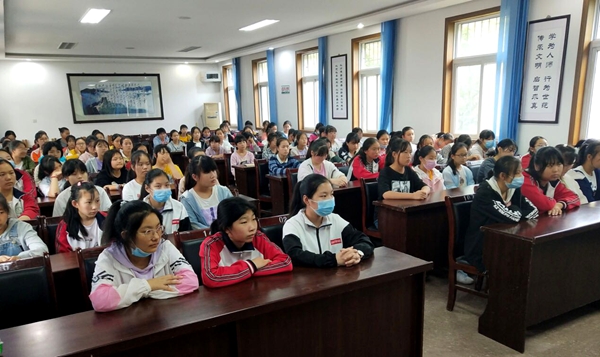 付冬梅专家为城固五中做女生青春期心理辅导