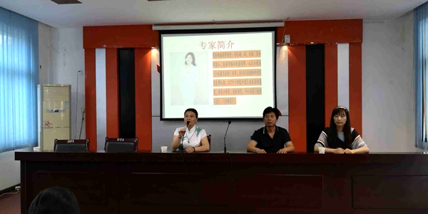 付冬梅专家为城固五中做女生青春期心理辅导