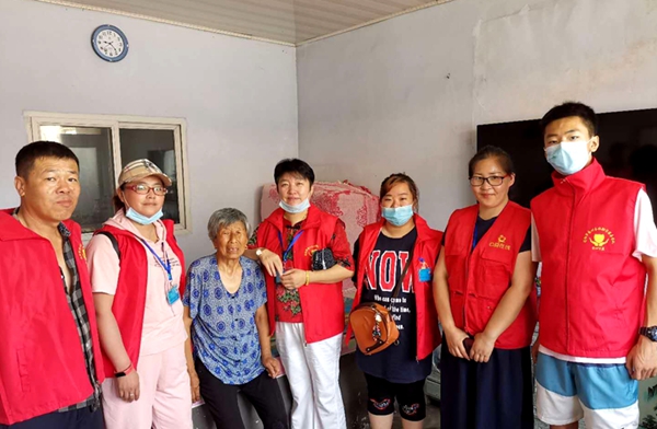 辽阳市爱心永恒助学慈善团队走访慰问军烈属 浓浓真情暖人心