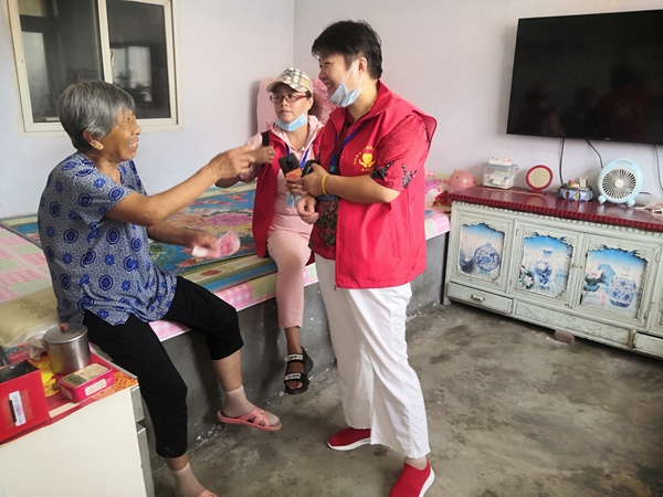 辽阳市爱心永恒助学慈善团队走访慰问军烈属 浓浓真情暖人心
