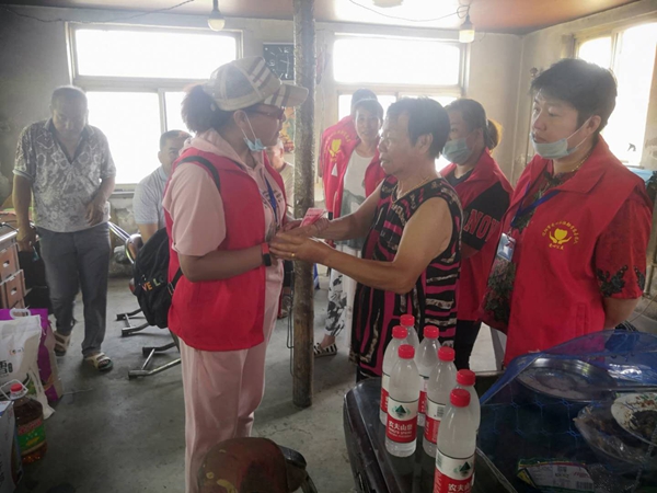 辽阳市爱心永恒助学慈善团队走访慰问军烈属 浓浓真情暖人心